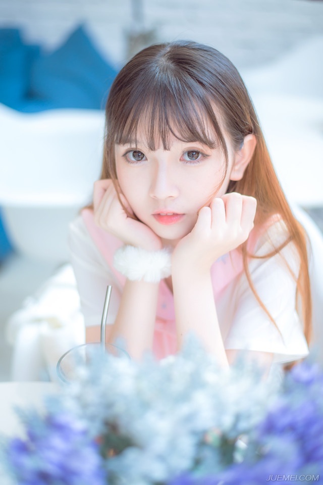 “多谢将军好意。”刘璋点点头，其实也没什么好收拾的，之前收拢的财富他是不能带走的，也只有招呼了家人妻子，便要上路。